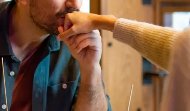 Kadının elini öptüğü için ceza yedi