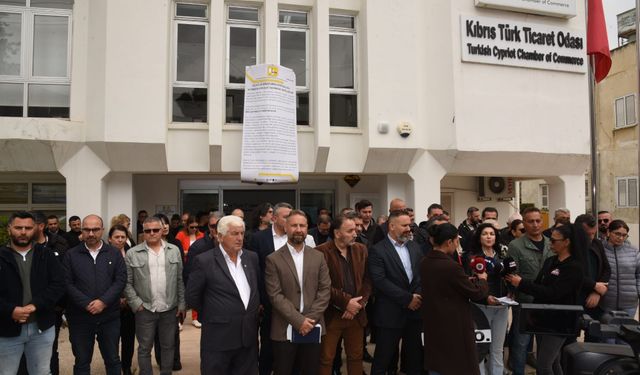 Ticaret Odası'na siyah çelenk, uzatılan güle ret