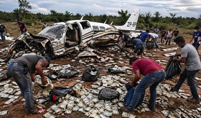 Paraguay’da gökyüzünden para yağdı