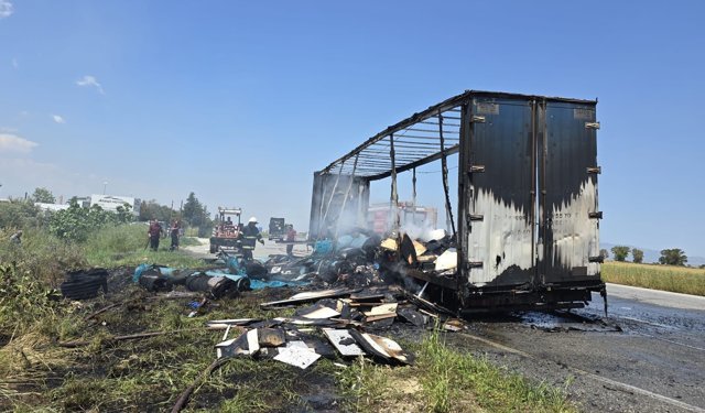 Mobilya ve halı yüklü tır dorsesi küle döndü