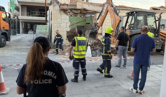 Larnaka'da terk edilmiş evin çatısı çöktü