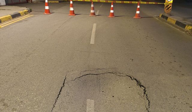 Lefkoşa'da Atatürk Caddesi üzerinde yolda çökme meydana geldi