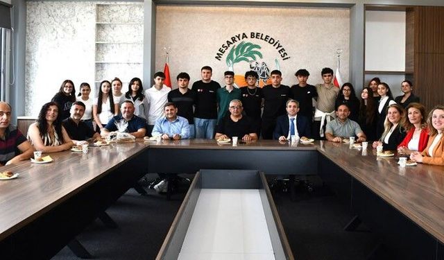 Polatpaşa Lisesi ve kardeş okulundan Mesarya Belediye Başkanı Latif’e 19 Mayıs ziyareti