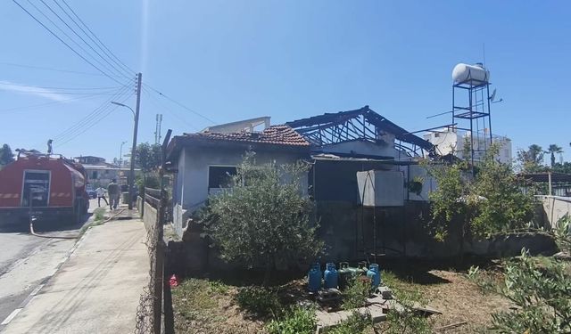 Ev kül oldu
