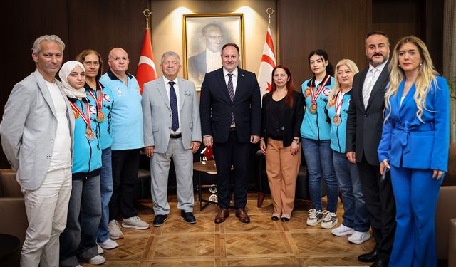 Meclis Başkanı Öztürkler kadın Hyong/Kata takımını kabul etti