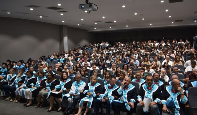 Girne Üniversitesi mezunlarını gururla uğurladı