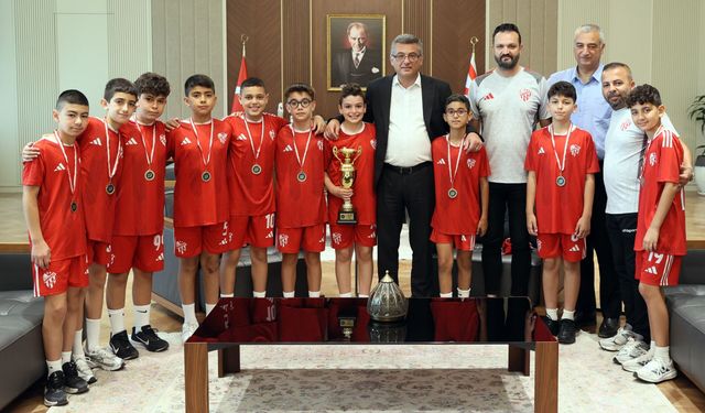Cumhurbaşkanı Erhürman, Gönyeli Spor Akademisi U12 Takımını kabul etti