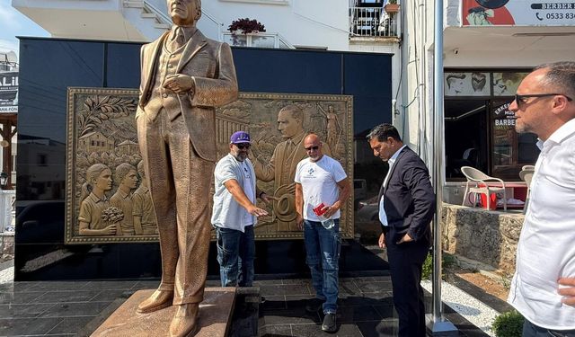 Başkan Kırok Atatürk Büstünü inceledi, vatandaşlarla bir araya geldi