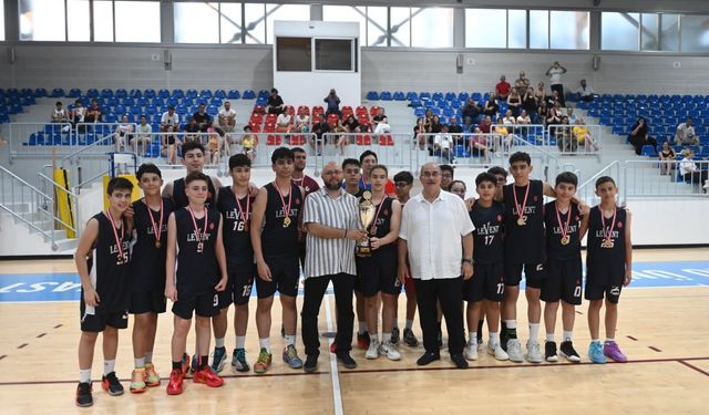 Levent U14 Erkek Takımı şampiyon