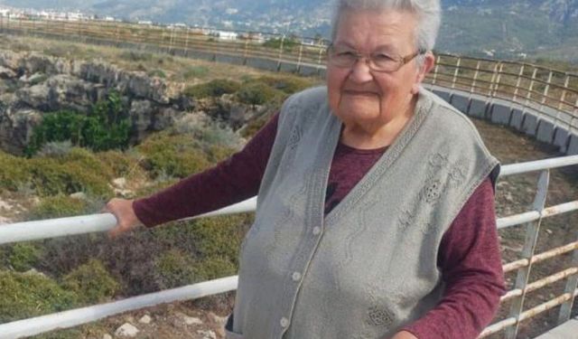 Lapta, Nuray ablasına ağlıyor