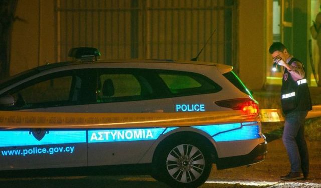 Polislere bıçakla saldırdı