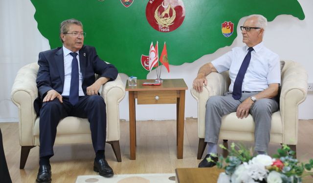 Başbakan Üstel, Kıbrıs TMT Mücahitler Derneği'ni ziyaret etti