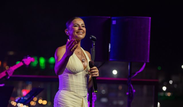 Merve Özbey'den, Merit Liman Teras sahnesinde unutulmaz bir gece
