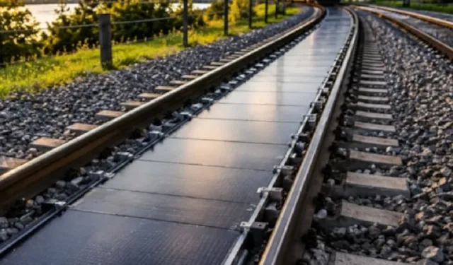 Rayların arasına güneş paneli döşeyerek elektrik üretiyorlar