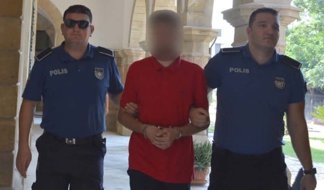 Sahte pasaportla geldi, çıkışta yakalandı