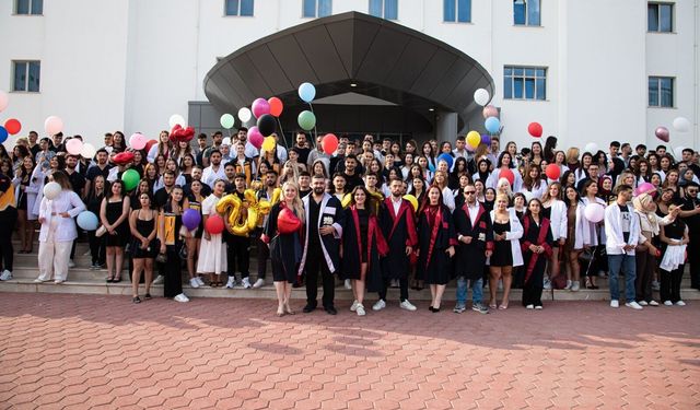 Yakın Doğu Üniversitesi’nden mezun 1.536 sağlık profesyoneli meslek yemini etti