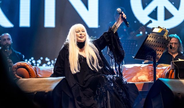 Zerrin Özer, Grand Sapphıre sahnesinde 50. sanat yılını coşkuyla kutladı