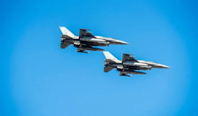 Larnaka’da F-16 paniği