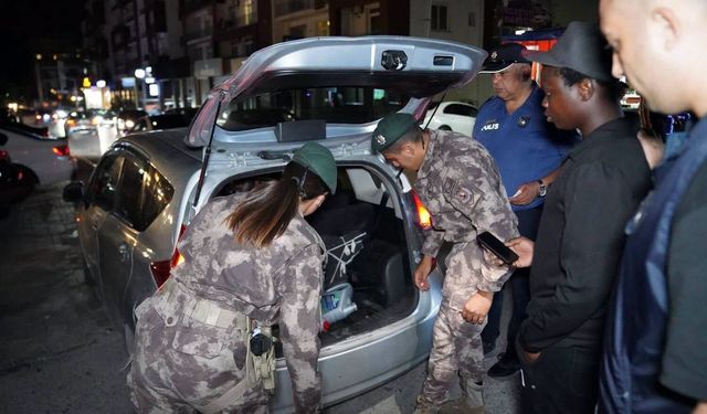 İlçelerde asayiş denetimi: 107 kişiye kumar cezası, 14 ikamet izinsize tutuklama