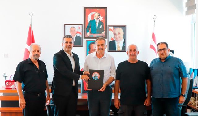 Gazimağusa Belediyesi sıkıştırmalı çöp aracı alımı için sözleşme imzaladı