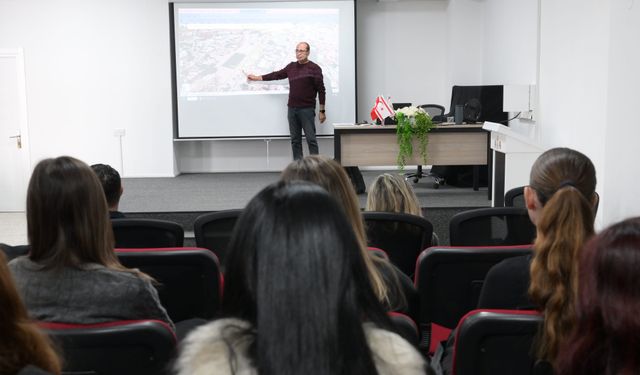 Lefkoşa Maratonu'nda görevli olacak öğrencilere eğitim verildi