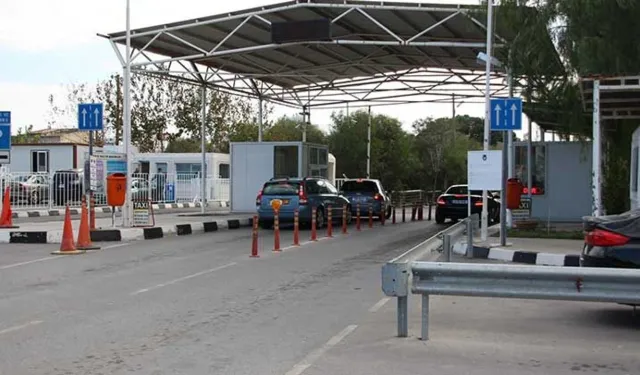 Güney Kıbrıs’tan KKTC’ye geçiş yapan araçta gümrüğe beyan edilmemiş 4 koli kıyafet bulundu