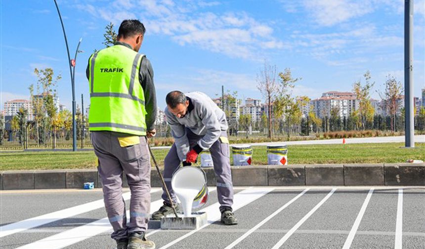 Lefkoşa-Gazimağusa yolunda yol işaretleme yapılıyor