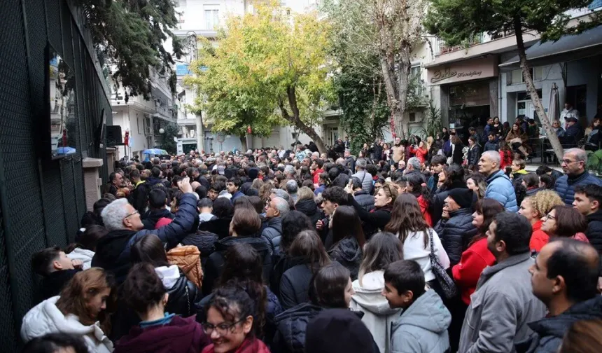 Selanik’te kalabalık sokağa taştı