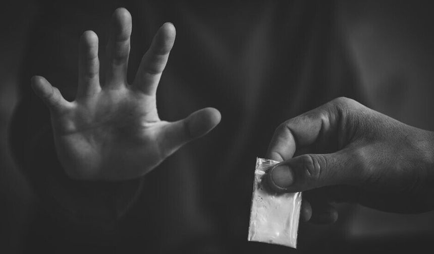 Yola atılan paketten 400 gram uyuşturucu çıktı