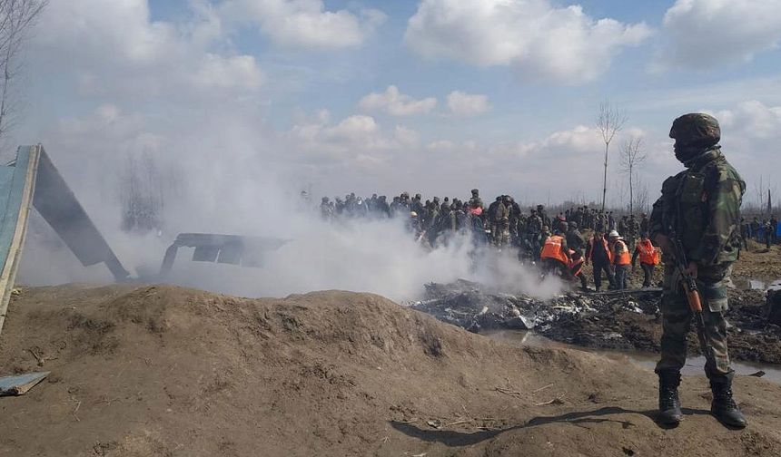 Hindistan savaş uçaklarının Cammu Keşmir'de devriye uçuşuna Pakistan'dan yanıt