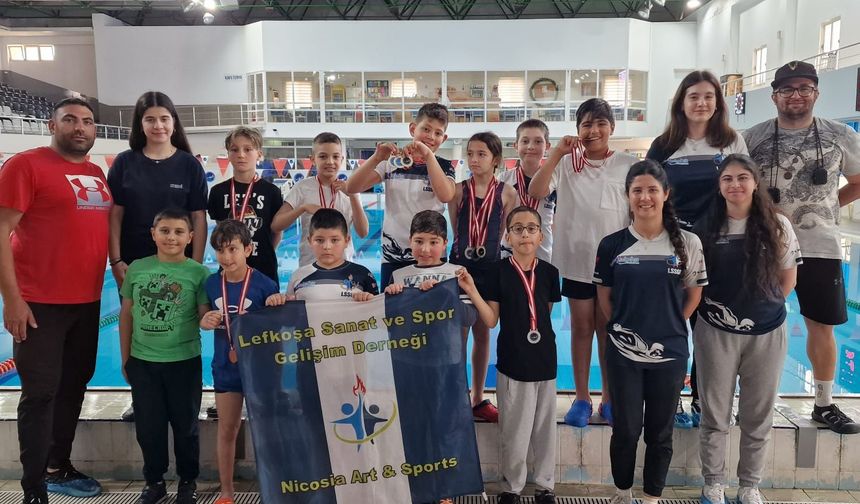 Minik yüzücüler madalya için kulaç attı