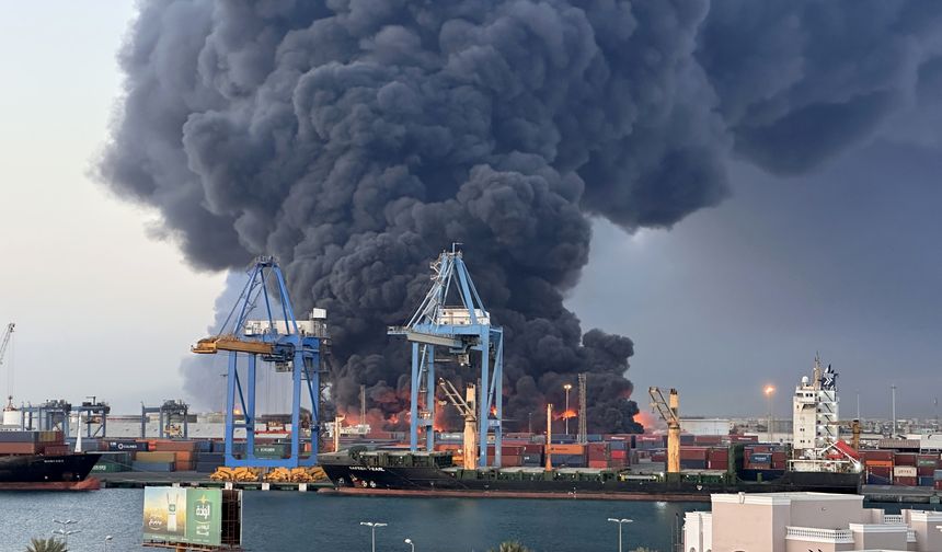 Sudan’ın Port Sudan kentinde patlama ve yangınlar meydana geldi