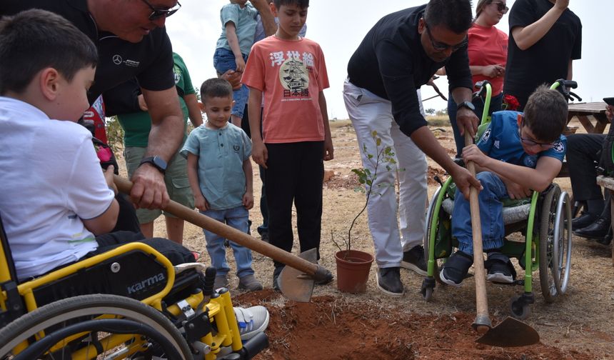 Ortopedik Özürlüler Derneği’nden Derinya’da ağaç dikme ve piknik etkinliği