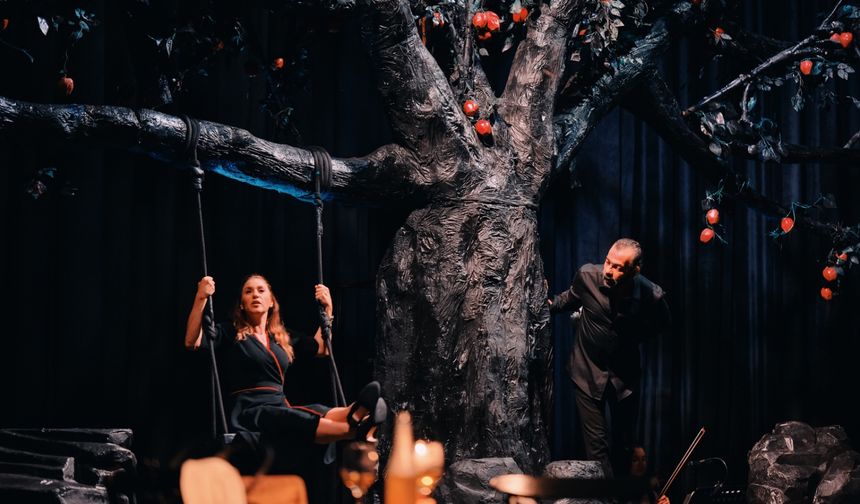 Kıbrıs Tiyatro Festivali kapsamında “Aşk Biter mi?” oyunu KÜKOM’da sahnelendi