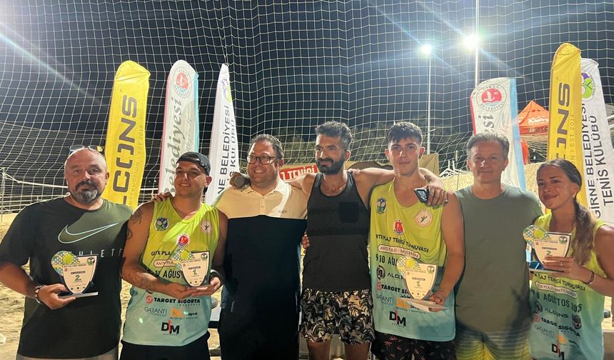 Sezonun İkinci Plaj Tenis Turnuvası Antis’te tamamlandı