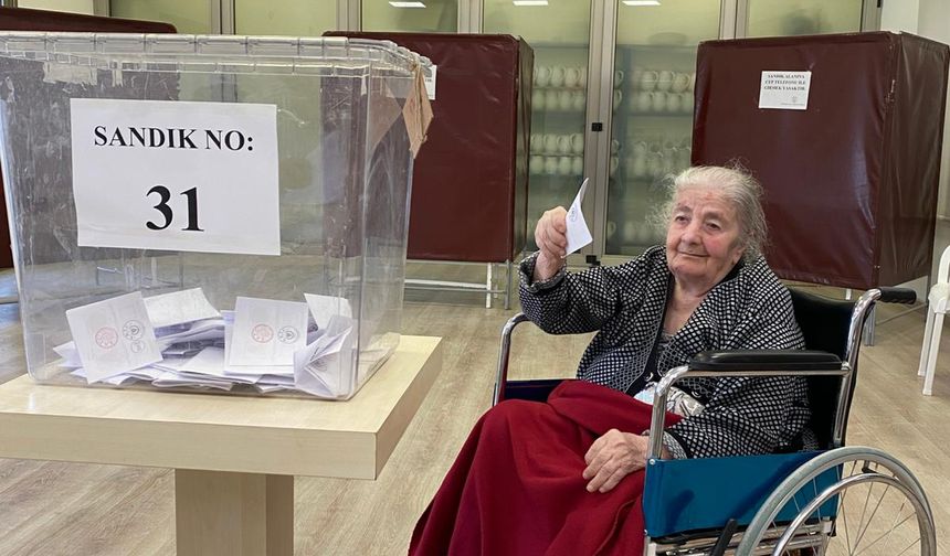 Tekerlekli sandalyesiyle oy kullandı