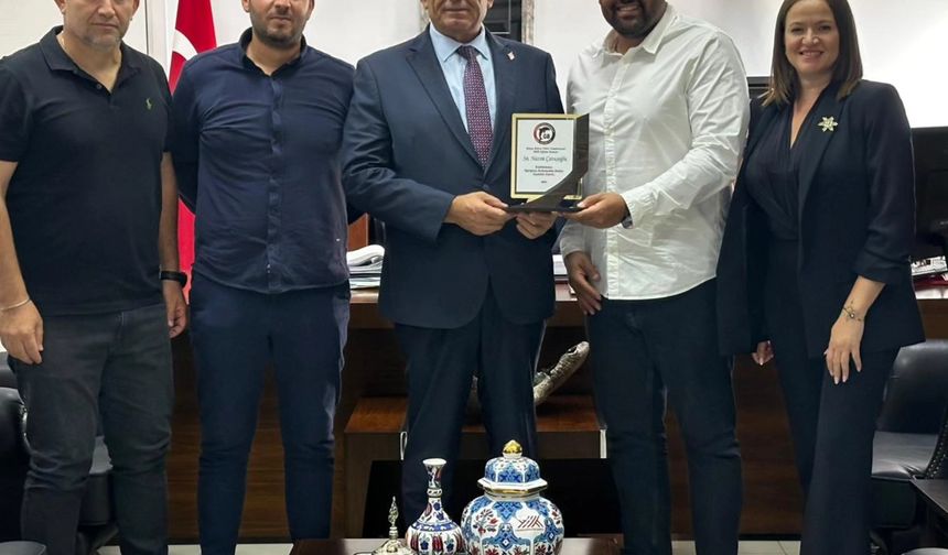 Bakan Çavuşoğlu, Larnaka Gençler Birliği Spor Kulübü’nü kabul etti