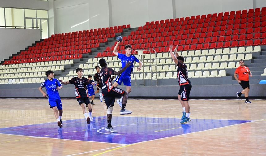 Hentbol U16’da favoriler hata yapmadı