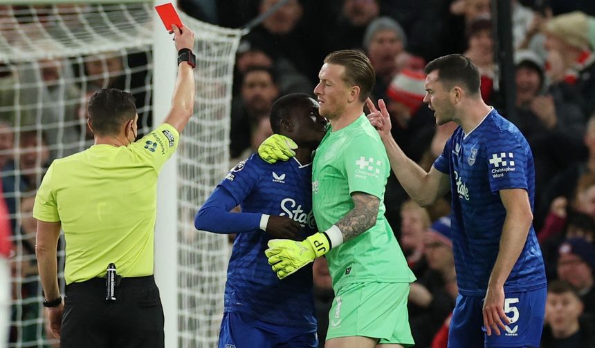 Premier Lig'de eşine az rastlanır kırmızı kart vakası!