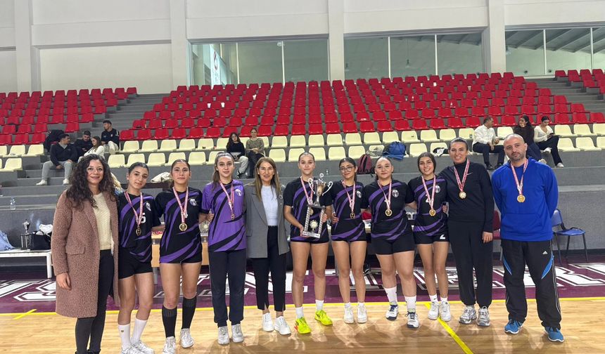 Hentbol Genç Kızlar şampiyonu 20 Temmuz Fen Lisesi