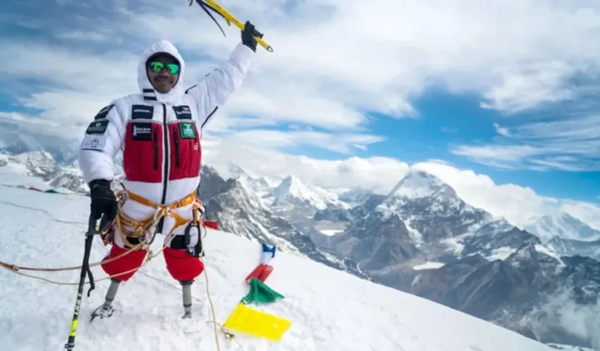 Bacakları olmadan Everest dağının tepesine çıktı