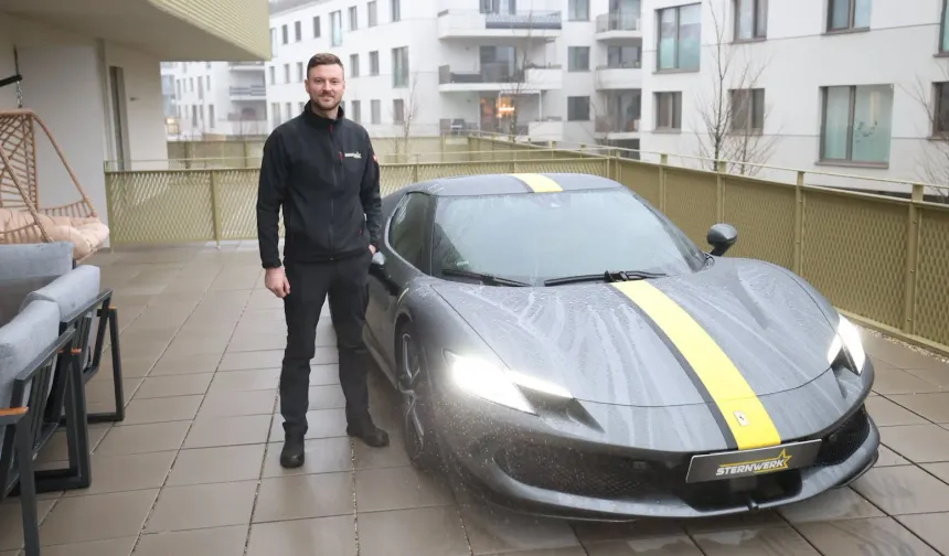 Yer bulamayınca Ferrari'sini balkona park etti