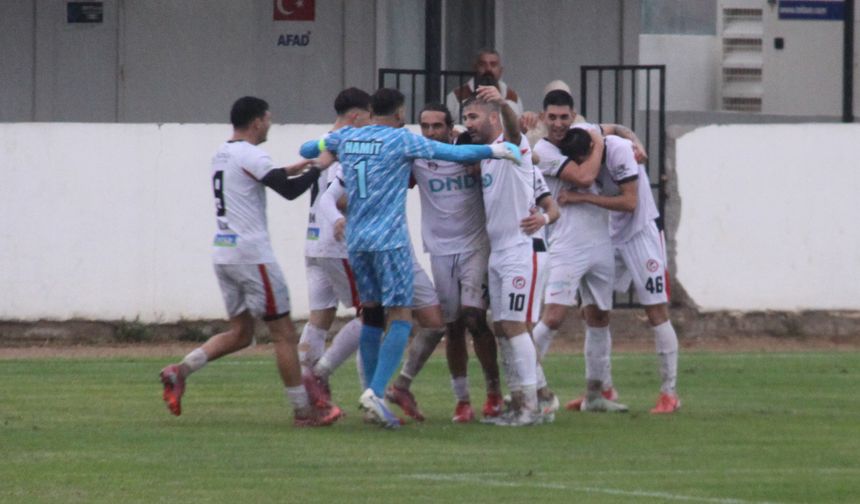 Gençler, yağmurla coştu