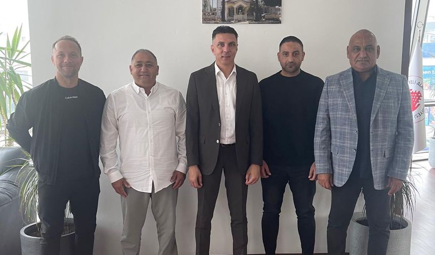 Hakemler Derneği’nden Amcaoğlu’na plaket