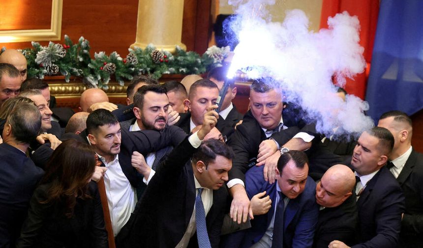 Mecliste meşale yakıldı, su fırlatıldı