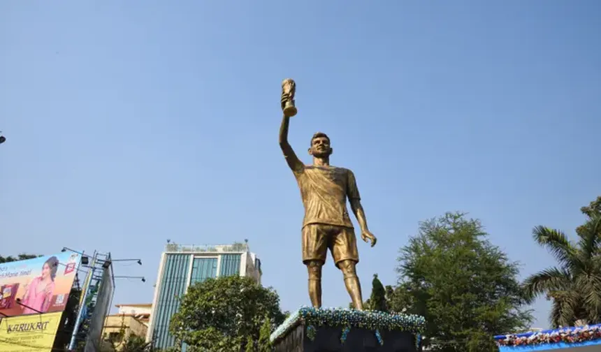 Lionel Messi için 21 metrelik dev heykel