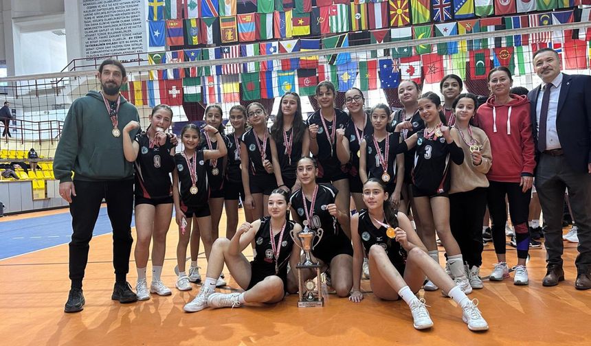 Kızlarda Canbulat Özgürlük Ortaokulu şampiyon