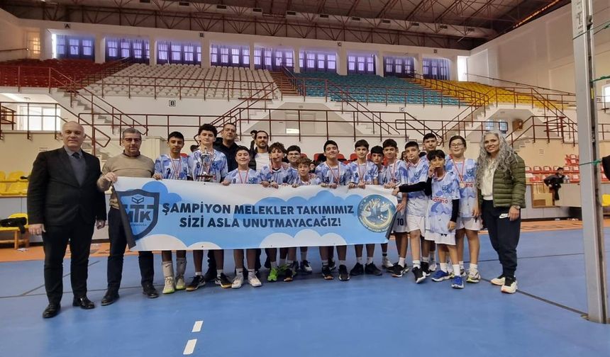 Erkeklerde şampiyon Gazimağusa Türk Maarif Koleji