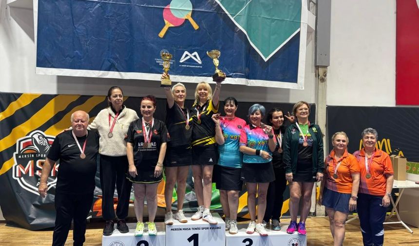 Master masa tenisçiler madalyalarla döndüler