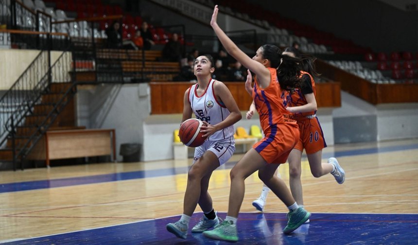 Basketbolda gençler parkede